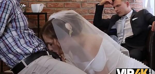  VIP4K. Un couple marié décide de vendre la chatte de sa mariée à bon prix